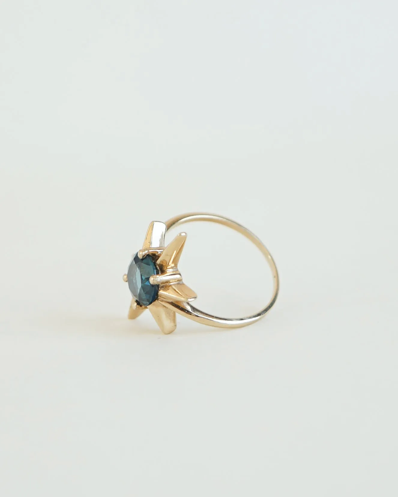 14k Gold Ring w/ Peridot / size: 8