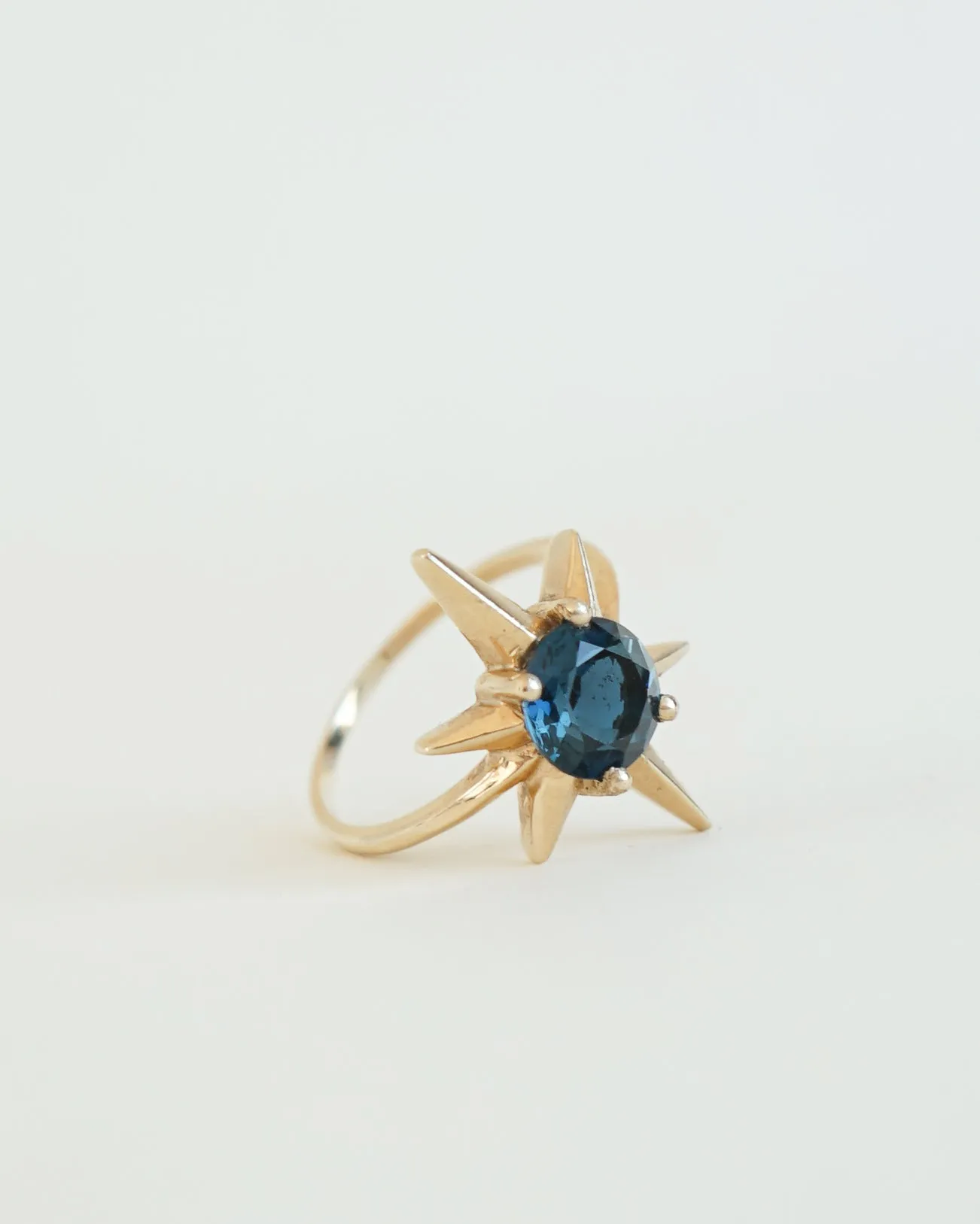 14k Gold Ring w/ Peridot / size: 8