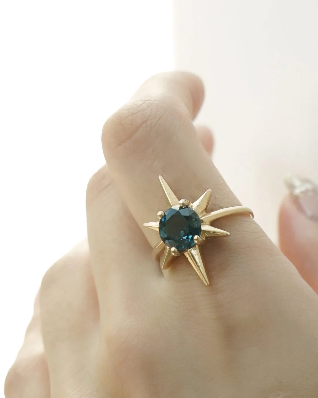 14k Gold Ring w/ Peridot / size: 8