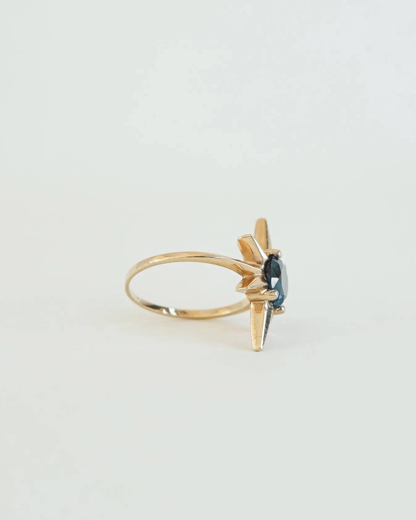 14k Gold Ring w/ Peridot / size: 8