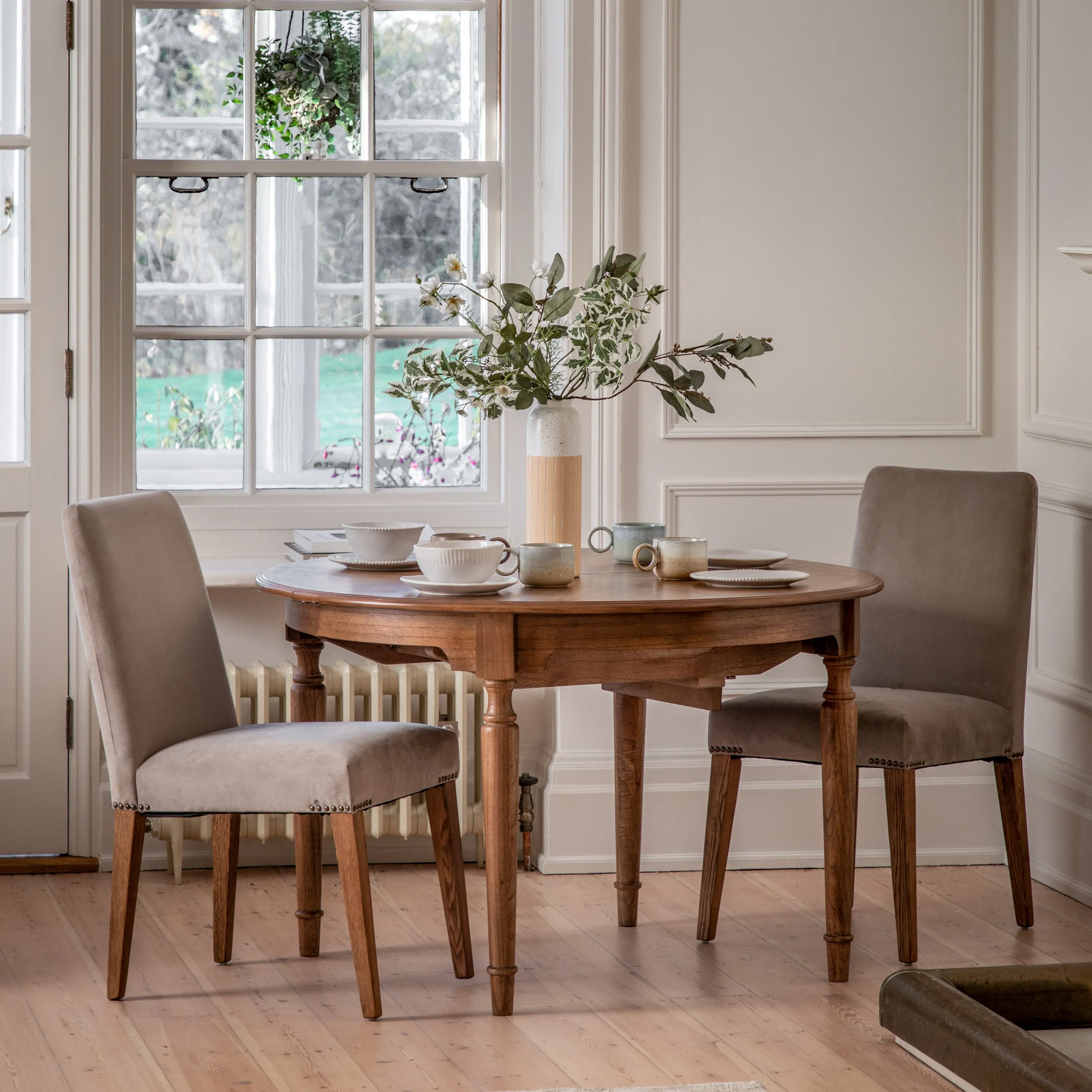 Amos Highgrove Extending Round Table